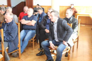 Poseł Krzysztof Lipiec z programem wyborczym na spotkaniu z mieszkańcami w Stopnicy. / Marta Gajda / Radio Kielce