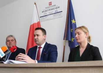 Konferencja prasowa dotycząca nowelizacji ustawy o kształtowaniu ustroju rolnego i obrocie ziemią. Na zdjęciu od lewej: Maciej Gawin - radny sejmiku wojewódzkiego, Michał Cieślak - poseł na Sejm RP, Magdalena Konieczna-Różycka - radna Miasta i Gminy Busko-Zdrój / Marta Gajda / Radio Kielce