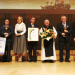 Uroczysta gala, podczas której przyznano nagrody "Świętokrzyska Victoria". Od lewej: marszałek Andrzej Bętkowski, Adam Ogonowski - wydawnictwo "Jedność", wicemarszałek Renata Janik, ojciec Edward Stradomski, wójt gminy Strawczyn Tadeusz Tkaczyk i przewodniczący Rady Gminy Strawczyn Grzegorz Stępień  / Jarosław Kubalski / Radio Kielce