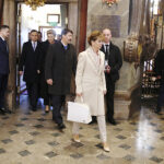 Z udziałem par prezydenckich Polski i Węgier w bazylice katedralnej w Kielcach odbyła się msza święta w intencji obu narodów. Na zdjęciu Janos Ader – prezydent Węgier z żona Anitą Herczegh oraz Andrzej Duda – prezydent RP z żoną Agatą Kornhauser-Dudą / Jarosław Kubalski / Radio Kielce