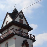 Siedmioletni elektroniczny zegar  na wieży hejnałowo-zegarowej w Opatowcu / Marta Gajda / Radio Kielce