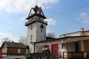 Siedmioletni elektroniczny zegar na wieży hejnałowo-zegarowej w Opatowcu / Marta Gajda / Radio Kielce