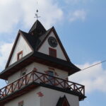 Siedmioletni elektroniczny zegar  na wieży hejnałowo-zegarowej w Opatowcu / Marta Gajda / Radio Kielce