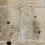 Zegary słoneczne z XIV wieku umieszczone na skarpie nawy kościoła w Strożyskach, w gminie Nowy Korczyn, w powiecie buskim / Marta Gajda / Radio Kielce