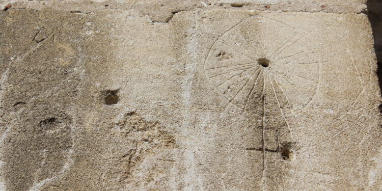 Zegary słoneczne z XIV wieku umieszczone na skarpie nawy kościoła w Strożyskach, w gminie Nowy Korczyn, w powiecie buskim / Marta Gajda / Radio Kielce
