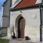 Zegar na ścianie kościołka w miejscowości Chotel Czerwony. Datowany jest na XVI wiek / Marta Gajda / Radio Kielce