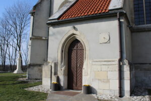 Zegar na ścianie kościołka w miejscowości Chotel Czerwony. Datowany jest na XVI wiek / Marta Gajda / Radio Kielce