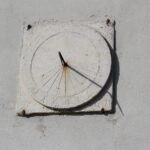 Zegar na ścianie kościołka w miejscowości Chotel Czerwony. Datowany jest na XVI wiek / Marta Gajda / Radio Kielce