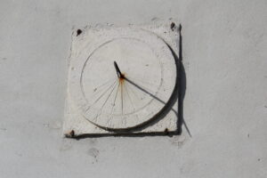 Zegar na ścianie kościołka w miejscowości Chotel Czerwony. Datowany jest na XVI wiek / Marta Gajda / Radio Kielce