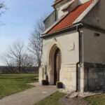 Zegar na ścianie kościołka w miejscowości Chotel Czerwony. Datowany jest na XVI wiek / Marta Gajda / Radio Kielce