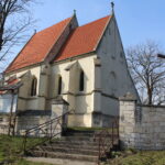 Zegar na ścianie kościołka w miejscowości Chotel Czerwony. Datowany jest na XVI wiek / Marta Gajda / Radio Kielce