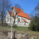 Zegar na ścianie kościołka w miejscowości Chotel Czerwony. Datowany jest na XVI wiek / Marta Gajda / Radio Kielce