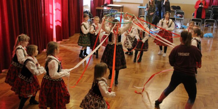 Pińczów. Warsztaty taneczne w ramach projektu WY_tańcz_TO / Marta Gajda / Radio Kielce