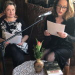 Przybysławice. Promocja książki „Trudne lata, dobre dni”. Fragmenty książki czytają Anna Cebo (z lewej) i Katarzyna Borycka / Grażyna Szlęzak-Wójcik / Radio Kielce