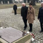 Od lewej: Marek Jońca - członek zarządu województwa, Anna Paluch przewodnicząca zarządu gminnego PIS, Andrzej Bętkowski - marszałek województwa przy obelisku upamiętniającym wizytę Prezydenta Lecha Kaczyńskiego / Grażyna Szlęzak-Wójcik / Radio Kielce