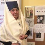 Warsztaty szycia. Etnograf Irena Godyń prezentuje elementy dawnego stroju sandomierskiego / Grażyna Szlęzak-Wójcik / Radio Kielce