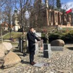 Uroczystości upamiętniające ofiary terroru z 16 marca 1942 roku. Przemawia burmistrz Sandomierza Marcin Marzec / Grażyna Szlęzak-Wójcik / Radio Kielce