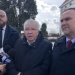 Konferencja. Na zdjęciu od lewej dyrektor Dominik Płaza, poseł PiS Krzysztof Lipiec i poseł PiS Marek Kwitek / Grażyna Szlęzak-Wójcik / Radio Kielce
