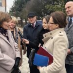 Wojewoda świętokrzyski Agata Wojtyszek rozmawia z mieszkańcami nt. "Nowej piątki PiS" / Grażyna-Szlęzak-Wójcik / Radio Kielce