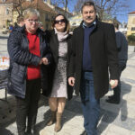 Sandomierz. Akcja charytatywna na leczenie chorego Tomasza Płatosa. Na zdjęciu (od lewej): współorganizatorzy akcji charytatywnej Katarzyna Cichocka, Lidia Czerwiec ze Stowarzyszenia „Kocham Sandomierz” i Wojciech Czerwiec, przewodniczący Rady Miasta Sandomierza / Grażyna Szlęzak-Wójcik / Radio Kielce