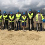 W Grzybowie wbito symbolicznie łopatę pod budowę pierwszego zakładu, który powstanie na obszarze SSE Starachowice. Na zdjęciu od lewej: Leszek Guzal - wicestarosta staszowski, Ewa Kondek - wiceburmistrz Staszowa, Józef Żółciak - starosta staszowski, Leszek Kopeć - burmistrz Staszowa, Grzegorz Krupa - prezes firmy CASS, Anna Krupka - wiceminister sportu i turystyki, Miłosz Pamuła - wiceprezes SSE Starachowice, Ireneusz Kwiecjasz - przewodniczący Rady Miasta Staszowa, Paweł Szczepański - koordynator budowy. / Grażyna Szlęzak-Wojcik / Radio Kielce