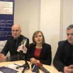 Od lewej: wolontariusz Lokalnego Punktu Pomocy Osobom Pokrzywdzonym w Sandomierzu Grzegorz Socha, wiceminister Anna Krupka i Mateusz Misztal, wiceprezes Fundacji Hojne Serca / Grażyna-Szlęzak-Wójcik / Radio Kielce