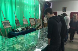 Sandomierz. Wystawa archiwalnych fotografii w Szkole Podstawowej nr 4 / Grażyna Szlęzak - Wójcik / Radio Kielce