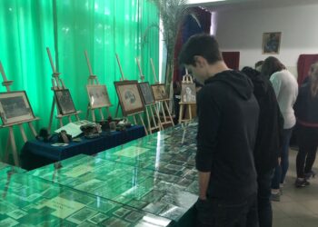 Sandomierz. Wystawa archiwalnych fotografii w Szkole Podstawowej nr 4 / Grażyna Szlęzak - Wójcik / Radio Kielce