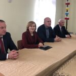 Spotkanie wiceminister sportu i turystyki Anny Krupki z mieszkańcami. Od lewej: Piotr Lipiński - prezes zarządu gminnego PiS w Klimontowie, Anna Krupka - wiceminister sportu i turystyki, Grzegorz Socha - wiceprezes WFOŚ, Marek Jońca członek zarządu województwa świętokrzyskiego, Adrian Wołos - radny powiatowy / Grażyna-Szlęzak-Wójcik / Radio Kielce