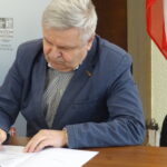 Podpisanie porozumienia między Starostwem Powiatowym w Opatowie, Top Medicus, a Centrum Dializa. Jarosław Seweryński - prezes powiatowej spółki Top Medicus / Emilia Sitarska / Radio Kielce