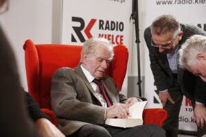 01.03.2019 Radio Kielce.Studio Gram. Pisarz Wiesław Myśliwski i aktor Jerzy Radziwiłowicz spotkali się z czytelnikami i słuchaczami w ramach promocji audiobooka "Ucho Igielne". Wiesław Myśliwski / Jarosław Kubalski / Radio Kielce