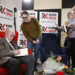 01.03.2019 Radio Kielce.Studio Gram. Pisarz Wiesław Myśliwski i aktor Jerzy Radziwiłowicz spotkali się z czytelnikami i słuchaczami w ramach promocji audiobooka "Ucho Igielne". Wiesław Myśliwski / Jarosław Kubalski / Radio Kielce