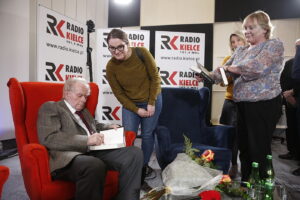 01.03.2019 Radio Kielce.Studio Gram. Pisarz Wiesław Myśliwski i aktor Jerzy Radziwiłowicz spotkali się z czytelnikami i słuchaczami w ramach promocji audiobooka "Ucho Igielne". Wiesław Myśliwski / Jarosław Kubalski / Radio Kielce