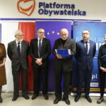 04.03.2019 Kielce. Europoseł Bogusław Sonik otworzył swoje biuro poselskie. Od lewej poseł Marzena Okła - Drewnowicz, prof. Stanisław Żak, radny Arkadiusz Kubiec, Bogusław Sonik, poseł Artur Gierada i radna Agata Wojda / Jarosław Kubalski / Radio Kielce
