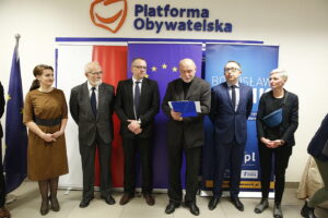 04.03.2019 Kielce. Europoseł Bogusław Sonik otworzył swoje biuro poselskie. Od lewej poseł Marzena Okła - Drewnowicz, prof. Stanisław Żak, radny Arkadiusz Kubiec, Bogusław Sonik, poseł Artur Gierada i radna Agata Wojda / Jarosław Kubalski / Radio Kielce