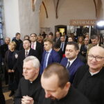 23.03.2019 Święty Krzyż. Prezydent Węgier Janos Ader wraz z małżonką odwiedził klasztor, gdzie między innymi otworzył wystawę „Polska-Węgry. Początek” / Jarosław Kubalski / Radio Kielce