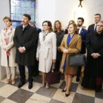 23.03.2019 Święty Krzyż. Prezydent Węgier Janos Ader wraz z małżonką odwiedził klasztor, gdzie między innymi otworzył wystawę „Polska-Węgry. Początek”. Od prawej biskup Krzysztof Nitkiewicz, minister Anna Krupka, wojewoda Agata Wojtyszek oraz para prezydencka. Z prawej z tyłu prezydent Kielc Bogdan Wenta / Jarosław Kubalski / Radio Kielce