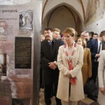 23.03.2019 Święty Krzyż. Prezydent Węgier Janos Ader wraz z małżonką odwiedził klasztor, gdzie między innymi otworzył wystawę „Polska-Węgry. Początek” / Jarosław Kubalski / Radio Kielce