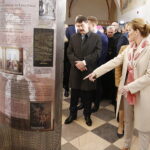 23.03.2019 Święty Krzyż. Prezydent Węgier Janos Ader wraz z małżonką odwiedził klasztor, gdzie między innymi otworzył wystawę „Polska-Węgry. Początek” / Jarosław Kubalski / Radio Kielce