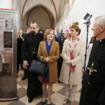 23.03.2019 Święty Krzyż. Prezydent Węgier Janos Ader wraz z małżonką odwiedził klasztor, gdzie między innymi otworzył wystawę „Polska-Węgry. Początek” / Jarosław Kubalski / Radio Kielce