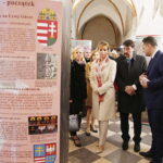 23.03.2019 Święty Krzyż. Prezydent Węgier Janos Ader wraz z małżonką odwiedził klasztor, gdzie między innymi otworzył wystawę „Polska-Węgry. Początek” / Jarosław Kubalski / Radio Kielce