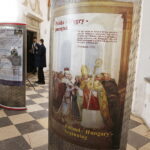 23.03.2019 Święty Krzyż. Prezydent Węgier Janos Ader wraz z małżonką odwiedził klasztor, gdzie między innymi otworzył wystawę „Polska-Węgry. Początek” / Jarosław Kubalski / Radio Kielce