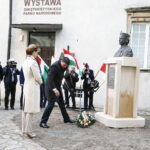 23.03.2019 Święty Krzyż. Prezydent Węgier Janos Ader wraz z małżonką odwiedził klasztor, gdzie między innymi otworzył wystawę „Polska-Węgry. Początek”. Złożono też kwiaty pod pomnikiem świętego Emeryka / Jarosław Kubalski / Radio Kielce
