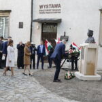 23.03.2019 Święty Krzyż. Prezydent Węgier Janos Ader wraz z małżonką odwiedził klasztor, gdzie między innymi otworzył wystawę „Polska-Węgry. Początek”. Złożono też kwiaty pod pomnikiem świętego Emeryka / Jarosław Kubalski / Radio Kielce