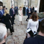 23.03.2019 Święty Krzyż. Prezydent Węgier Janos Ader wraz z małżonką odwiedził klasztor, gdzie między innymi otworzył wystawę „Polska-Węgry. Początek” / Jarosław Kubalski / Radio Kielce