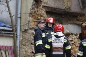 Kielce. Katastrofa budowlana przy ulicy Dużej. Zawaliła się ściana budynku. Miejsce odwiedził Komendant Główny PSP. gen. brygadier Leszek Suski / Jarosław Kubalski / Radio Kielce