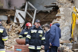 Kielce. Katastrofa budowlana przy ulicy Dużej. Zawaliła się ściana budynku. Miejsce odwiedził Komendant Główny PSP. gen. brygadier Leszek Suski / Jarosław Kubalski / Radio Kielce