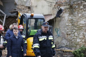 Kielce. Katastrofa budowlana przy ulicy Dużej. Zawaliła się ściana budynku. Miejsce odwiedził Komendant Główny PSP. gen. brygadier Leszek Suski / Jarosław Kubalski / Radio Kielce