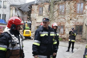 Kielce. Katastrofa budowlana przy ulicy Dużej. Zawaliła się ściana budynku. Miejsce odwiedził Komendant Główny PSP. gen. brygadier Leszek Suski / Jarosław Kubalski / Radio Kielce