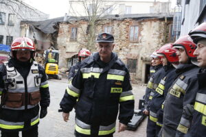 Kielce. Katastrofa budowlana przy ulicy Dużej. Zawaliła się ściana budynku. Miejsce odwiedził Komendant Główny PSP. gen. brygadier Leszek Suski / Jarosław Kubalski / Radio Kielce